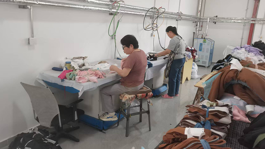 服装厂整烫工人作业.jpg